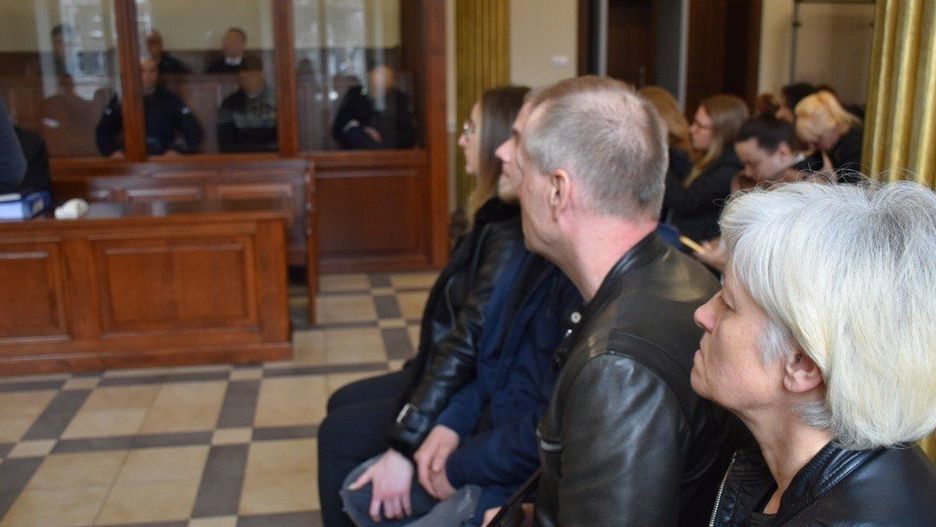31.03.2025 r. ruszył proces w sprawie śmiertelnego pobicia przed dyskoteką we Wtórku w powiecie ostrowskim. Na ławie oskarżonych zasiadło trzech młodych mężczyzn