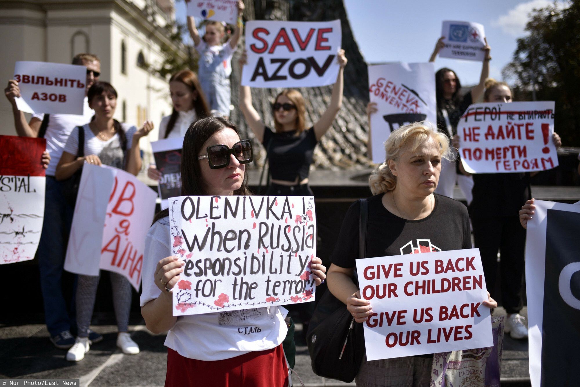 arch52LVIV, UKRAINE - AUGUST 18, 2022 - Activists hold placards in support of Azovstal POWs at the Taras Shevchenko monument, Lviv, western Ukraine. NO USE RUSSIA. NO USE BELARUS. (Photo by Markiian Lyseiko / NurPhoto / NurPhoto via AFP)MARKIIAN LYSEIKO
