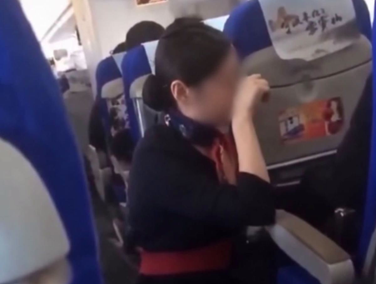 Stewardesa uklękła przed pasażerem. Skandal w chińskim samolocie