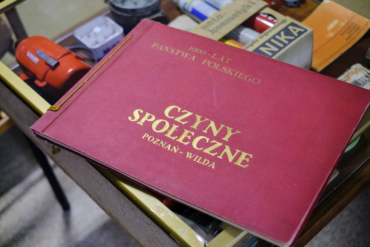 Najcenniejsze przedmioty z czasów PRL. Na takie "skarby" polują w 2025 roku kolekcjonerzy staroci