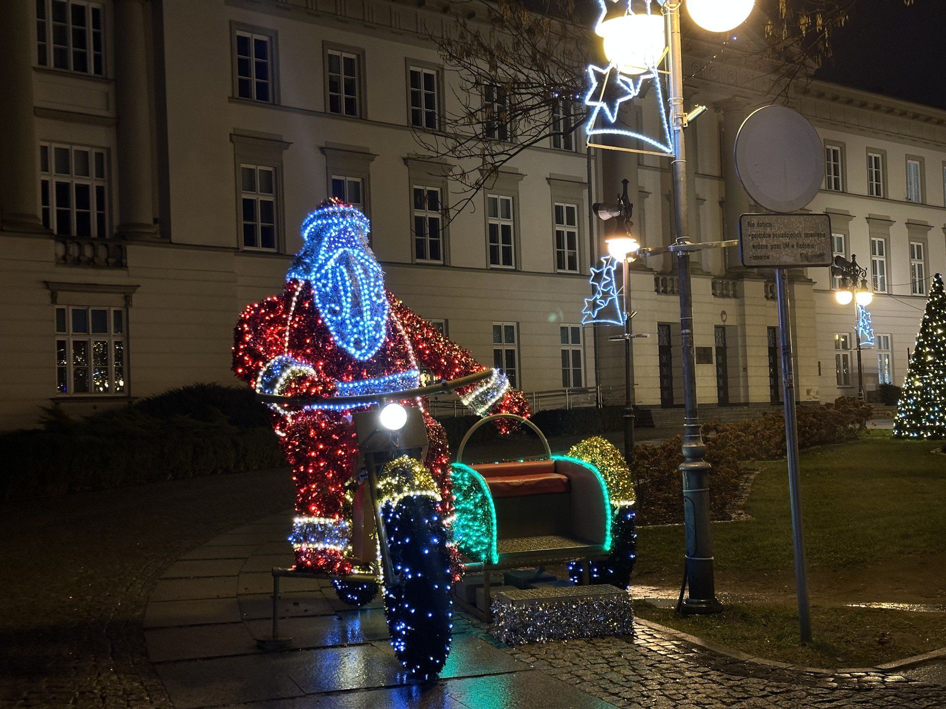 Mikołaj na rowerze przy Urzędzie Miejskim. 