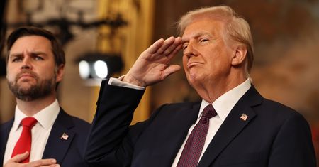 "Rażące naruszenie konstytucji". Jest pierwszy pozew przeciwko decyzji Trumpa