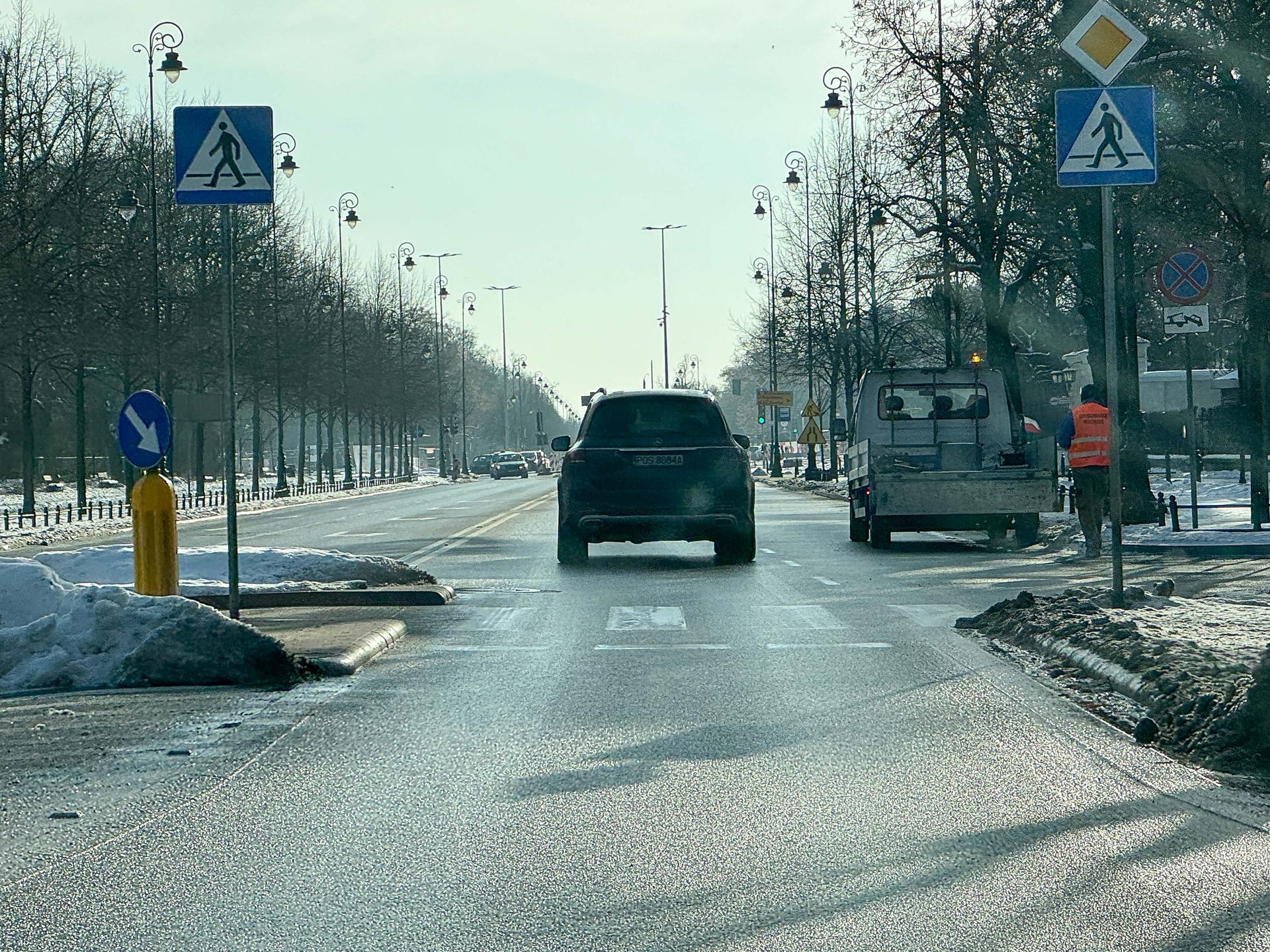 Karolina Ferenstein-Kraśko w naturalnej odsłonie wsiada do auta