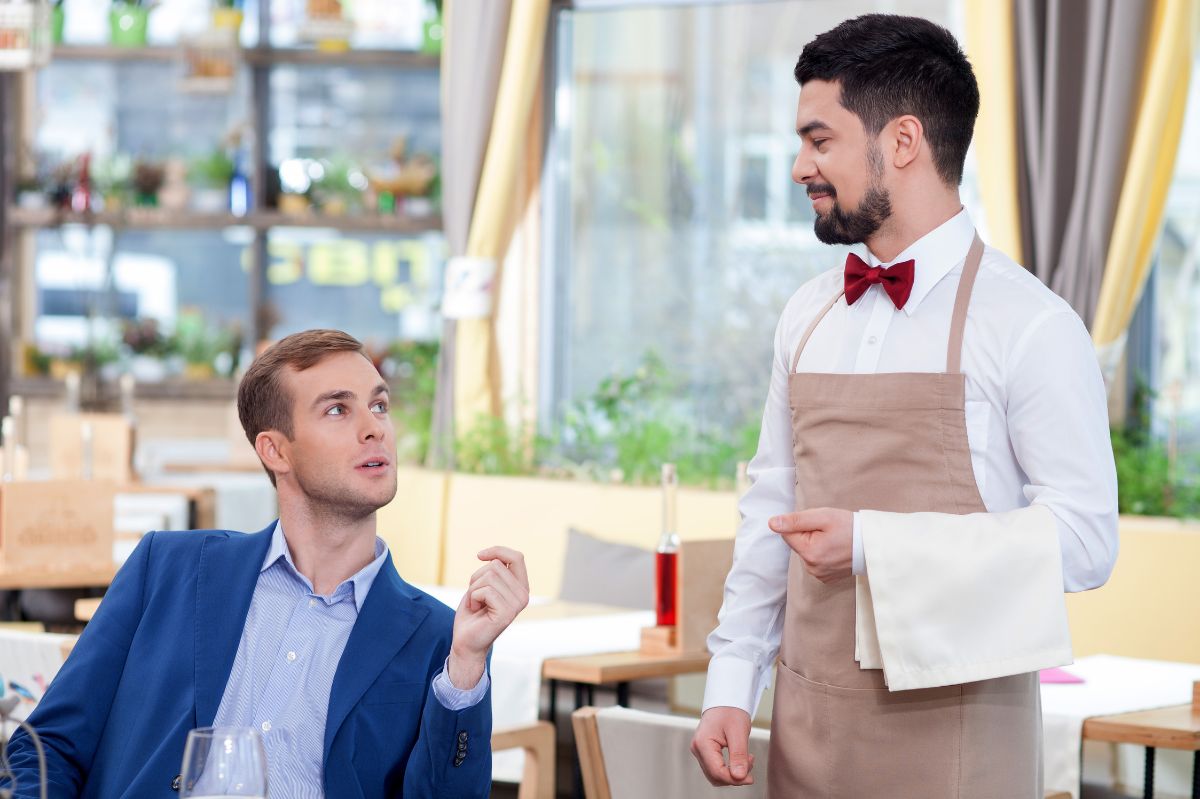 Chciał spokojnie zjeść obiad. Gdy obsługa go zobaczyła, odmówiła stolika