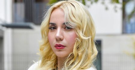 Marianna Schreiber zaprezentowała odmienione oblicze, pozując z brązowymi puklami. Fani: "Zdecydowanie lepiej"