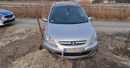 Ukradli cudzy samochód i ruszyli na przejażdżkę. Byli pijani, a przygodę zakończyli na ogrodzeniu