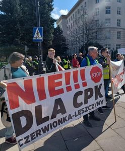 "Towarzyszu Horała!". Przyjechali na Wiejską z wielkimi transparentami