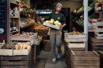 Sprzedaż detaliczna w sierpniu. Wzrost rok do roku, spadek miesiąc do miesiąca