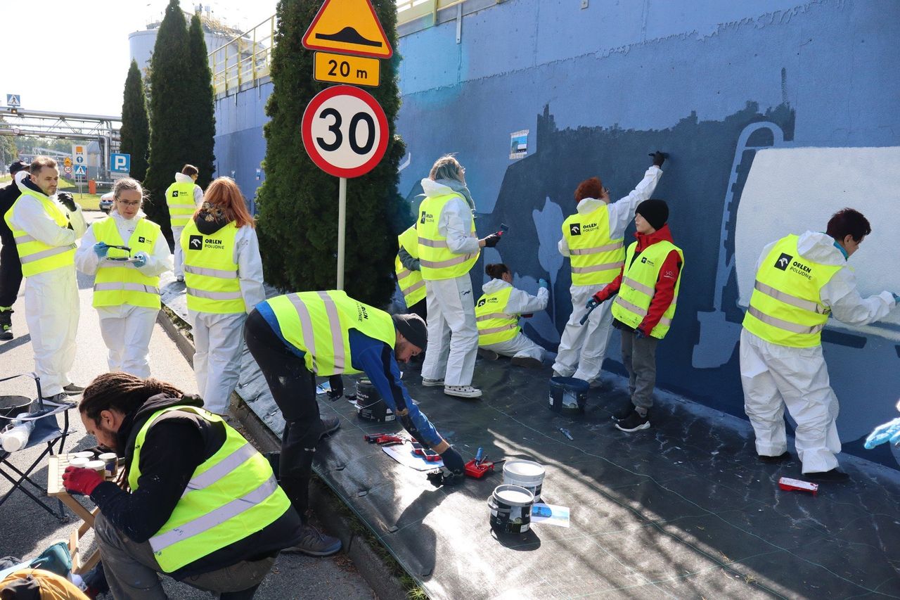 Trzebinia: Nowy mural na terenie zakładu Orlen Południe. Upamiętni 130-lecie rafinerii. Namalowali go pracownicy