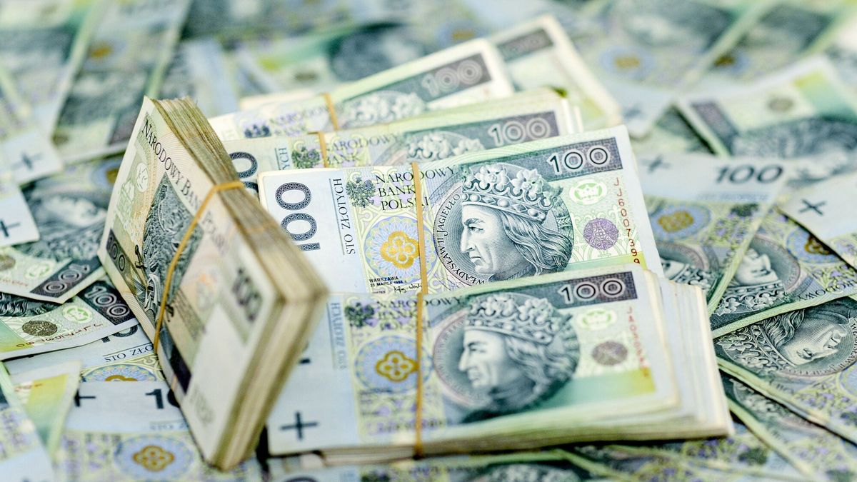 Reporter baza 2020-06-b
11.08.2018 Pieniadze, banknoty stuzlotowe z Wladyslawem Jagiella. Fot. Piotr Kamionka/REPORTER
Piotr Kamionka/REPORTER