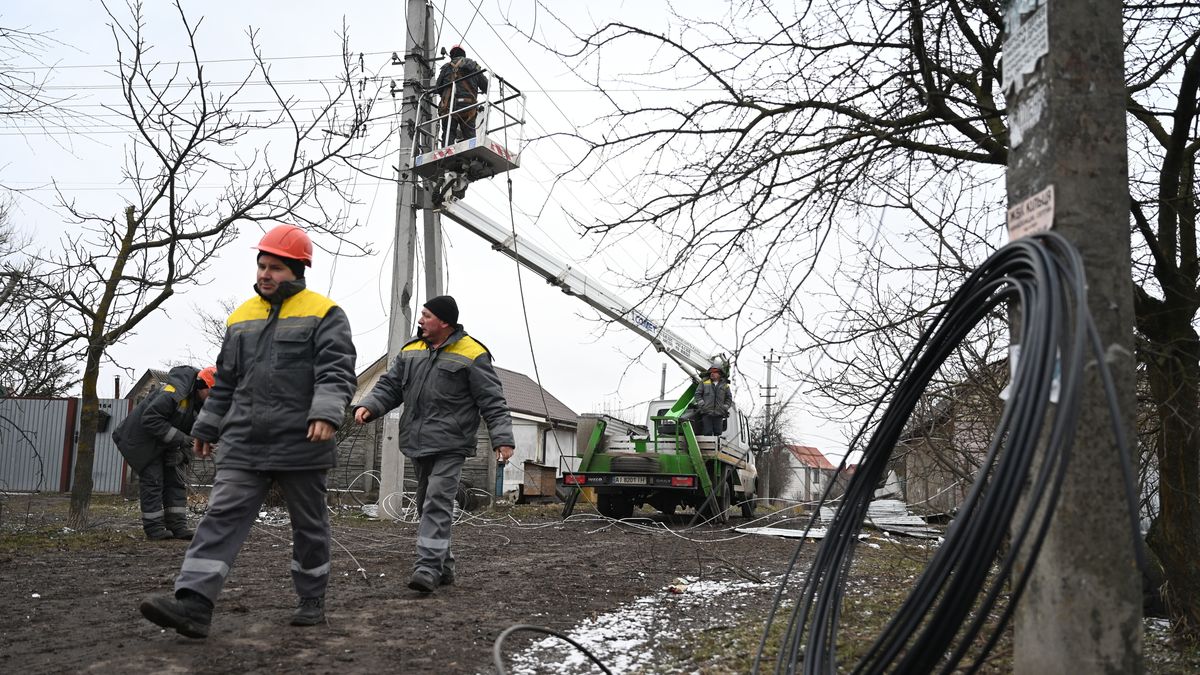 Glewacha, Ukraina, 26.01.2023. Zniszczenia po rosyjskim ataku rakietowym w miejscowości Glewacha niedaleko Kijowa, 26 bm. Trwa inwazja Rosji na Ukrainę. (aldg) PAP/Viacheslav Ratynskyi
