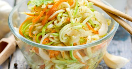 Robię najlepszą surówkę w całej rodzinie. Mam sztuczkę, dzięki której smakuje lepiej niż w restauracji