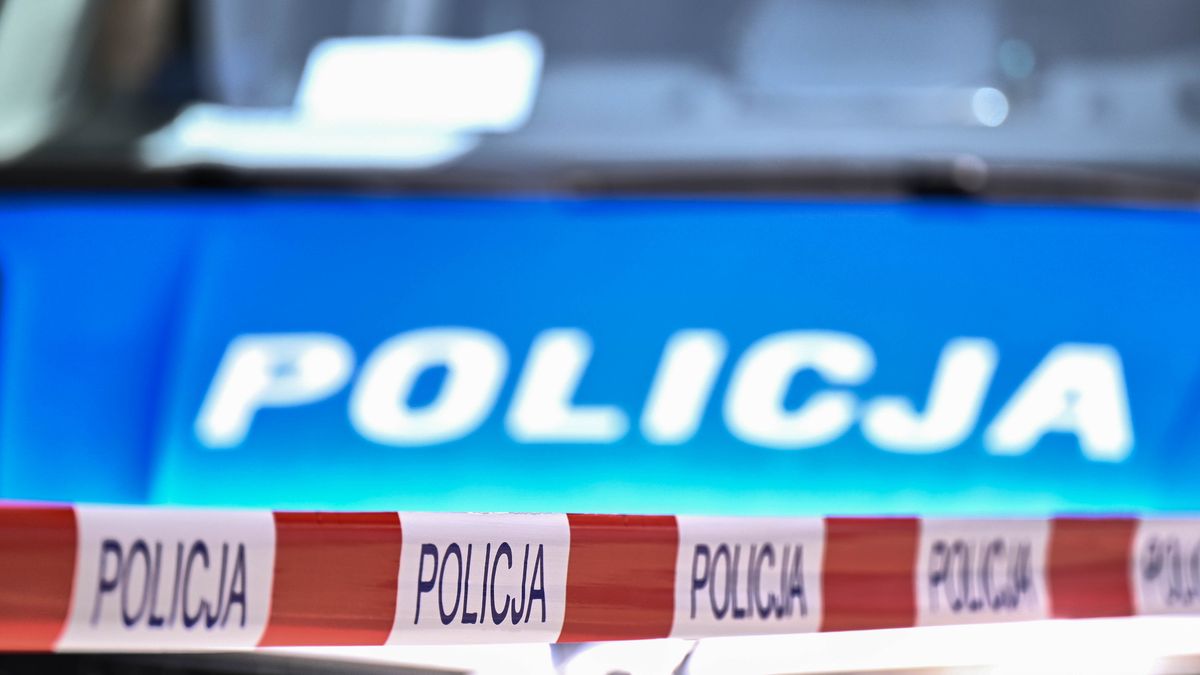 Łódź, 19.06.2026. Miejsce napadu na kantor w Łodzi, 19 bm. Do napadu na kantor wymiany walut doszło w centrum Łodzi. Według informacji z policji do lokalu wszedł mężczyzna z przedmiotem przypominającym broń palną i sterroryzował przebywającą we wnętrzu pracownicę. Sprawca uciekł z 200 tys. zł w walutach. (ad) PAP/Łukasz Szeląg