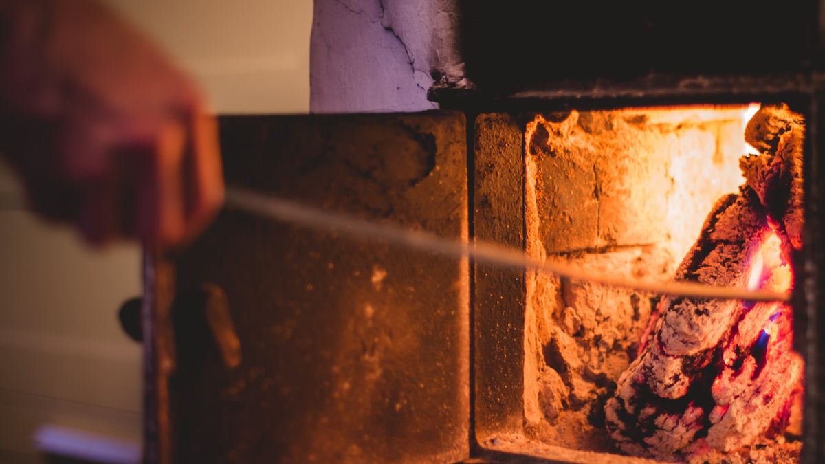 Polacy wciąż palą śmieci w piecach