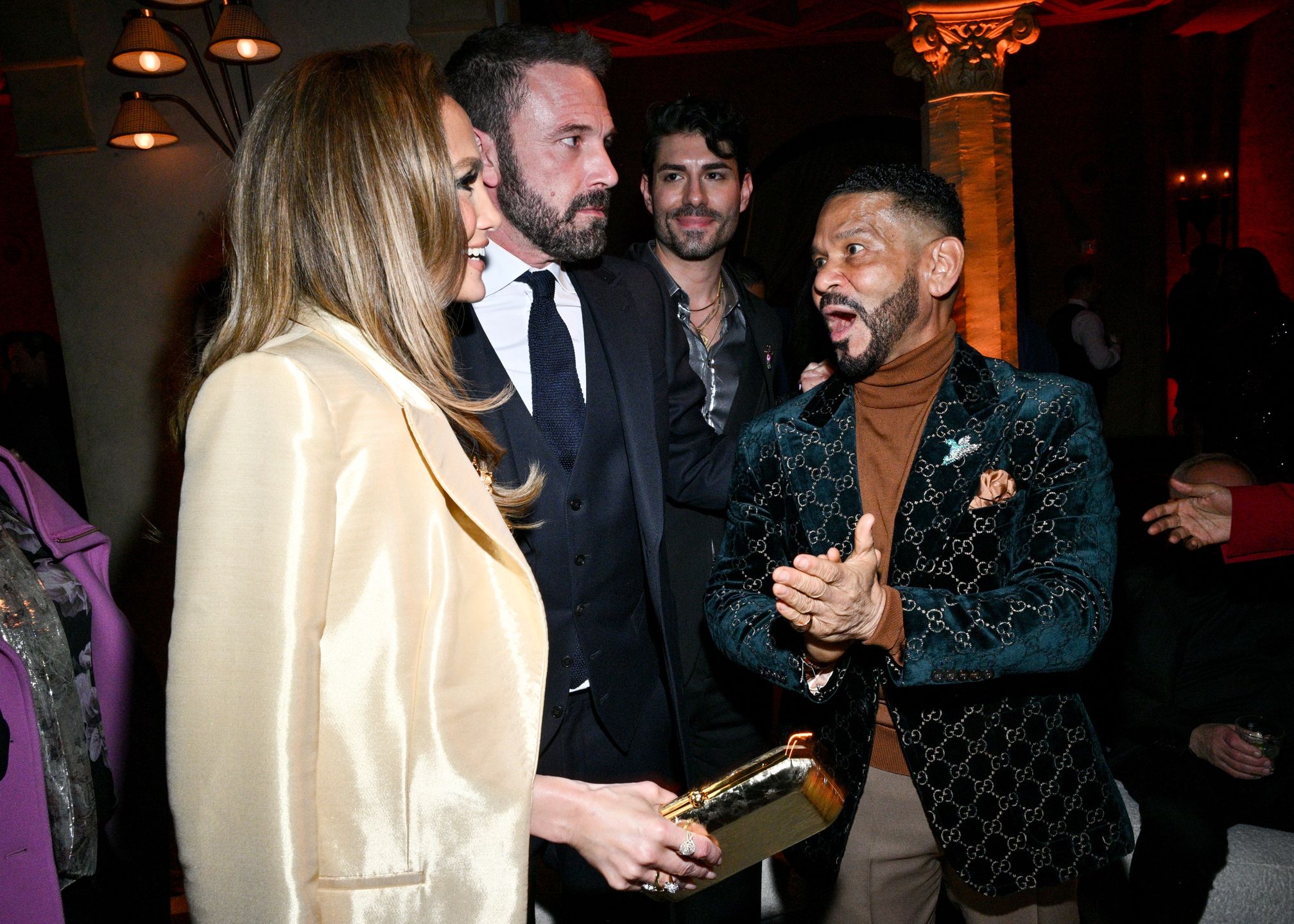 Jennifer Lopez i Ben Affleck (po lewej), Benny Medina (po prawej)