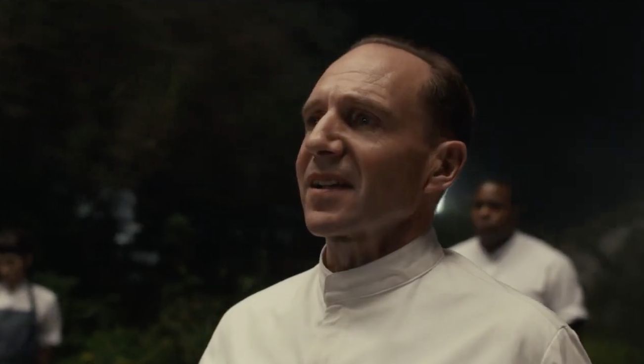 Ralph Fiennes w filmie "Menu"