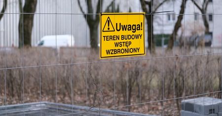 Rusza przebudowa skweru im. abpa Życińskiego. Teren ogrodzony a na płocie kartki: „Teren budowy. Wstęp wzbroniony” [ZDJĘCIA]