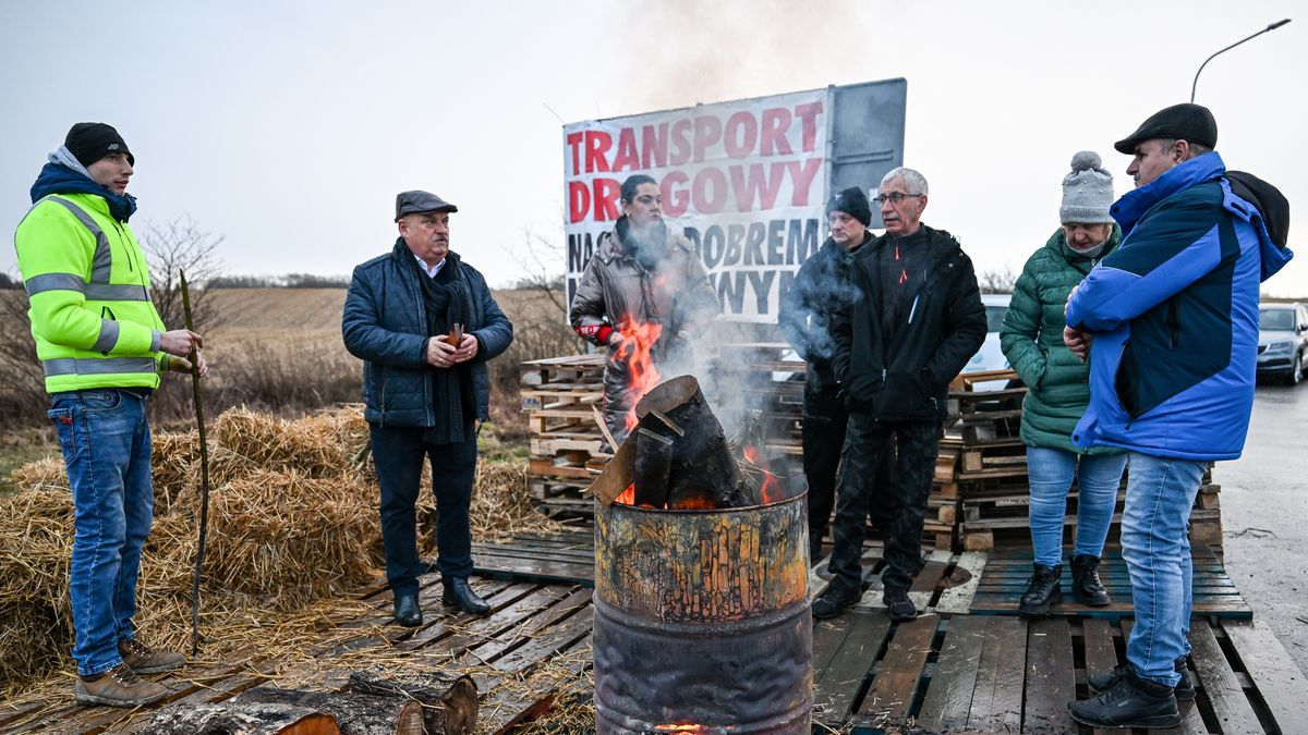Medyka, 04.01.2024. Rolnicy z "Podkarpackiej oszukanej wsi" wznowili protest w pobliżu przejścia granicznego w Medyce, 4 bm. (ad) PAP/Darek Delmanowicz