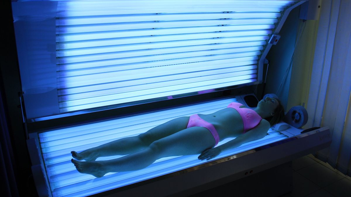 Właściciel twierdzi, że jego solarium nie było otwarte w czasie zakazu. Instytucje zajęły inne stanowisko