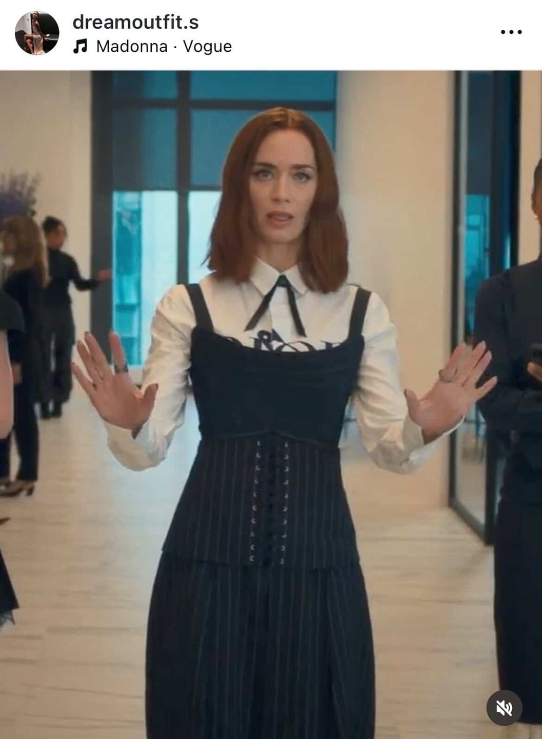 Blunt promuje gorsety na planie "Diabeł ubiera się u Prady"