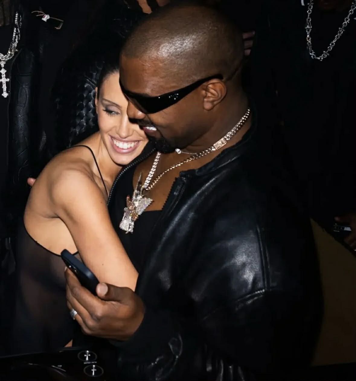 Długowłosa Bianca Censori przygrywa na bębnie UFO