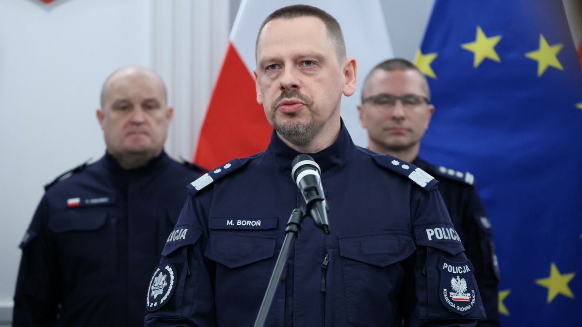 Komenda G?ówna Policji nt. sukcesów w walce z przest?pczo?ci? narkotykow?
Fot. Wojciech Olkusnik/East News, 21.01.2025. Warszawa. Konferencja prasowa w Komendzie Glownej Policji poswiecona najwiekszemu uderzeniu w przestepczosc narkotykowa w historii Unii Europejskiej.
Sprawe zapoczatkowali i prowadzili funkcjonariusze Komendy Wojewodzkiej Policji we Wroclawiu, a dzialania, koordynowane przez Europol, prowadzone byly w szesciu krajach europejskich.
N/z: Komendant Glowny Policji Marek Boron
Wojciech Olkusnik