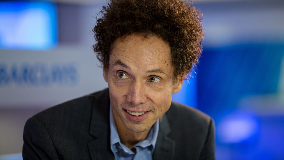 Malcolm Gladwell uważa, że gdy pracownik fizycznie nie uczestniczy w życiu swojej firmy, bardzo trudno jest mu poczuć się w niej potrzebnym