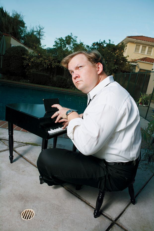 Andy Richter. Olenick przygotowywał zdjęcia do serii „Funny Business” przez 6 lat. Wszystkie fotografie, które nie powstały w studiu, wykonał przy podobnym ustawieniu światła. Fotograf wykorzystywał tylko jedną lampę z parasolką.