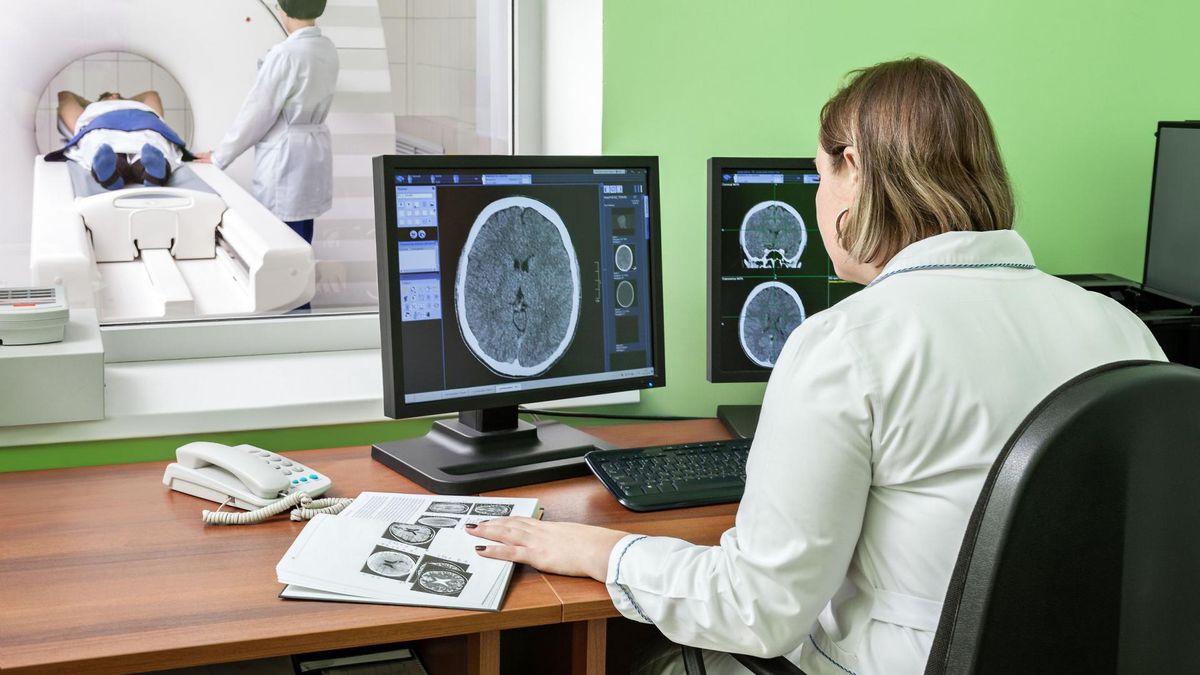 COVID-19 może prowadzić do zaburzeń świadomości i udarów niedokrwiennych mózgu