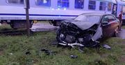 Wrzeście: Kierowca BMW zignorował znak "stop" i wjechał w pociąg. Miał mnóstwo szczęścia w nieszczęściu