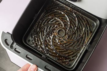 Jak wyczyścić air fryer. Ten trik robi furorę w sieci