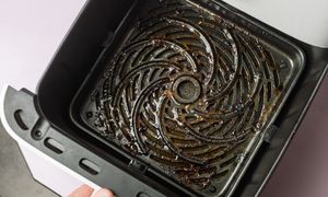 Jak wyczyścić air fryer. Ten trik robi furorę w sieci