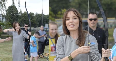 Agnieszka Włodarczyk strzela z łuku...
