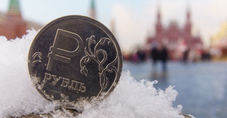 Rubel leci w dół coraz bardziej. Osiągnął dno, które widział ostatnio tuż po inwazji
