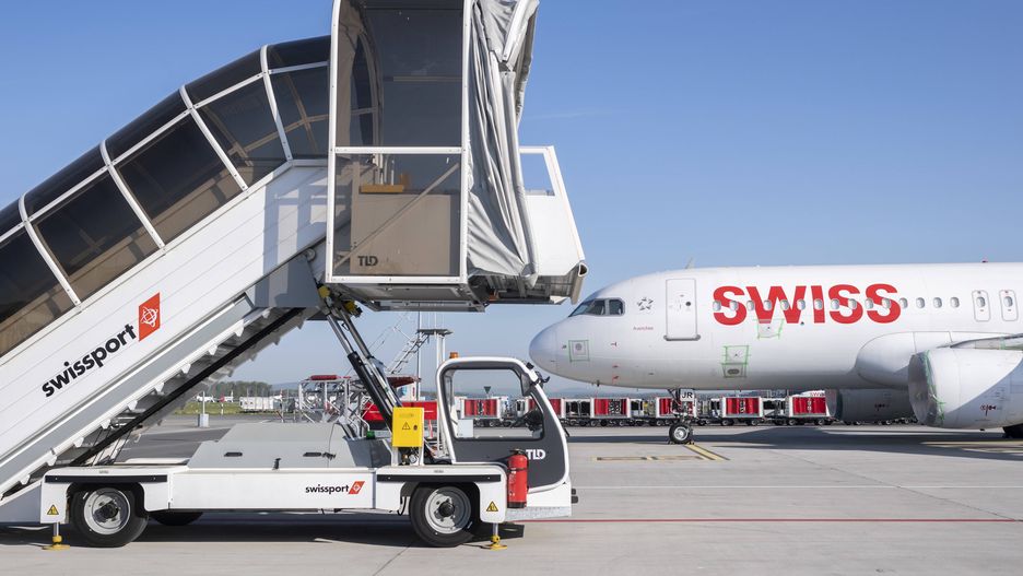 Grounded planes at Zurich airportepa08368382 Parked planes of Swiss Air at the airport in Zurich, Switzerland, 17 April 2020. A large number Swiss International Air Lines have grounded planes due to the spread of the SARS-CoV-2 coronavirus which causes the COVID-19 disease.  EPA/ENNIO LEANZA Dostawca: PAP/EPA.ENNIO LEANZA