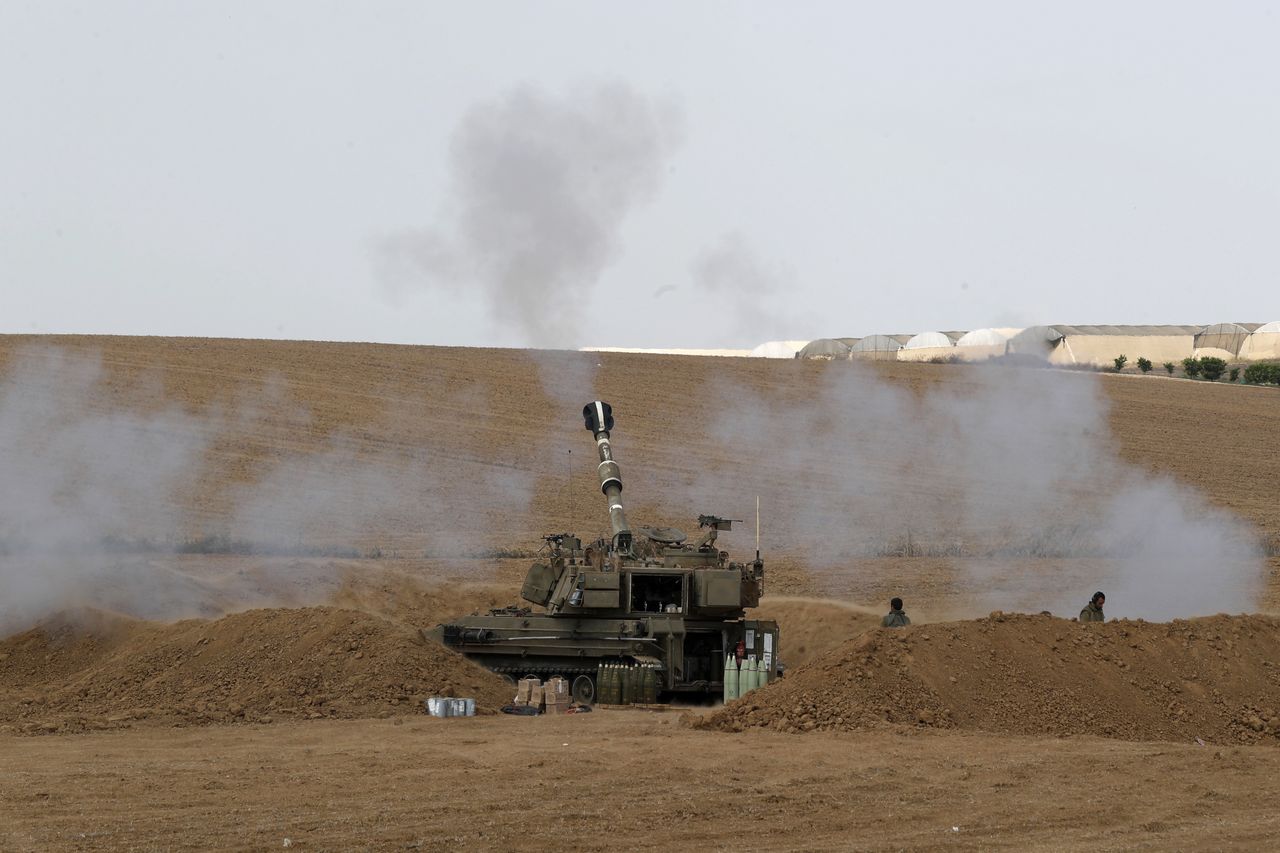 Oil prices. The photo shows Israeli artillery shelling the positions of fighters in the Gaza Strip.