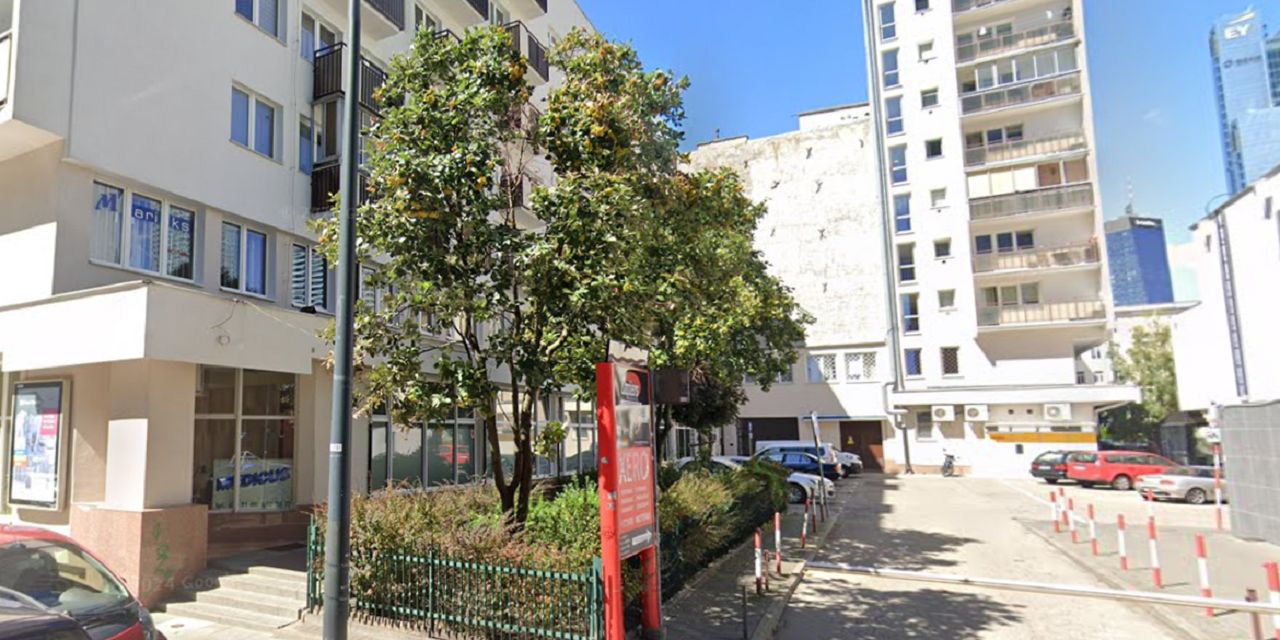 Zmieniła życie sąsiadów w koszmar. Niszczy samochody i rzuca się na ludzi z niebezpiecznymi przedmiotami