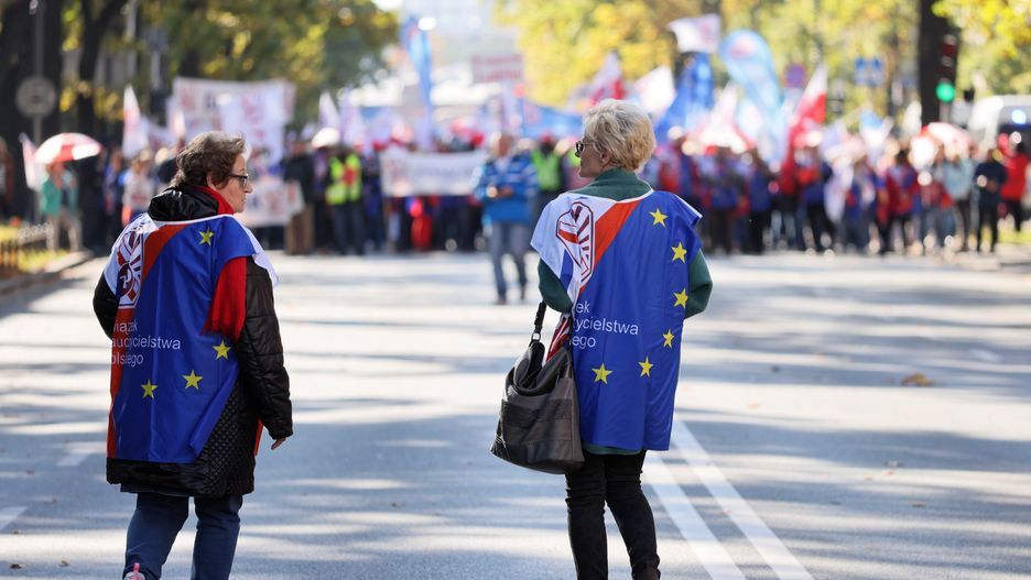Warszawa, 09.10.2021. Protest nauczycieli i pracowników oświaty, 9 bm. w Warszawie. Zorganizowany przez ZNP protest ma być wyrazem dezaprobaty dla polityki edukacyjnej rządu. (jm) PAP/Leszek Szymański