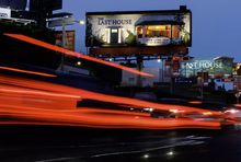 Mężczyzna zamieszkał w billboardzie