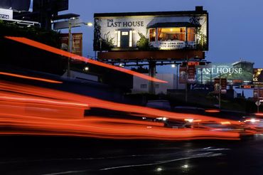 Mężczyzna zamieszkał w billboardzie