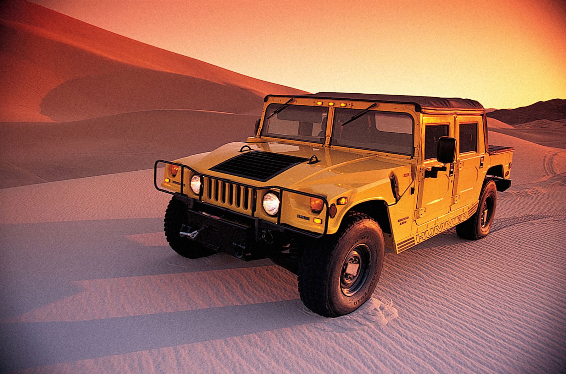 Hummer H1 w wersji "cabrio" ze ściąganą płachtą