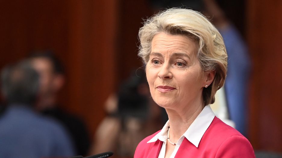 President of the European Commission Ursula von der Leyen addresses the members of the Parliament in Skopje, Republic of North Macedonia, 14 July 2022. The biggest opposition party VMRO DPMNE leads a protest against the so-called 'French proposal', which comes after North Macedonia's Government intervention in Brussels and reaction to the draft documents that the public had the opportunity to discuss last weeks. The official views for the proposal will be announced after it passes the filters of all relevant institutions. EPA/GEORGI LICOVSKI Dostawca: PAP/EPA.