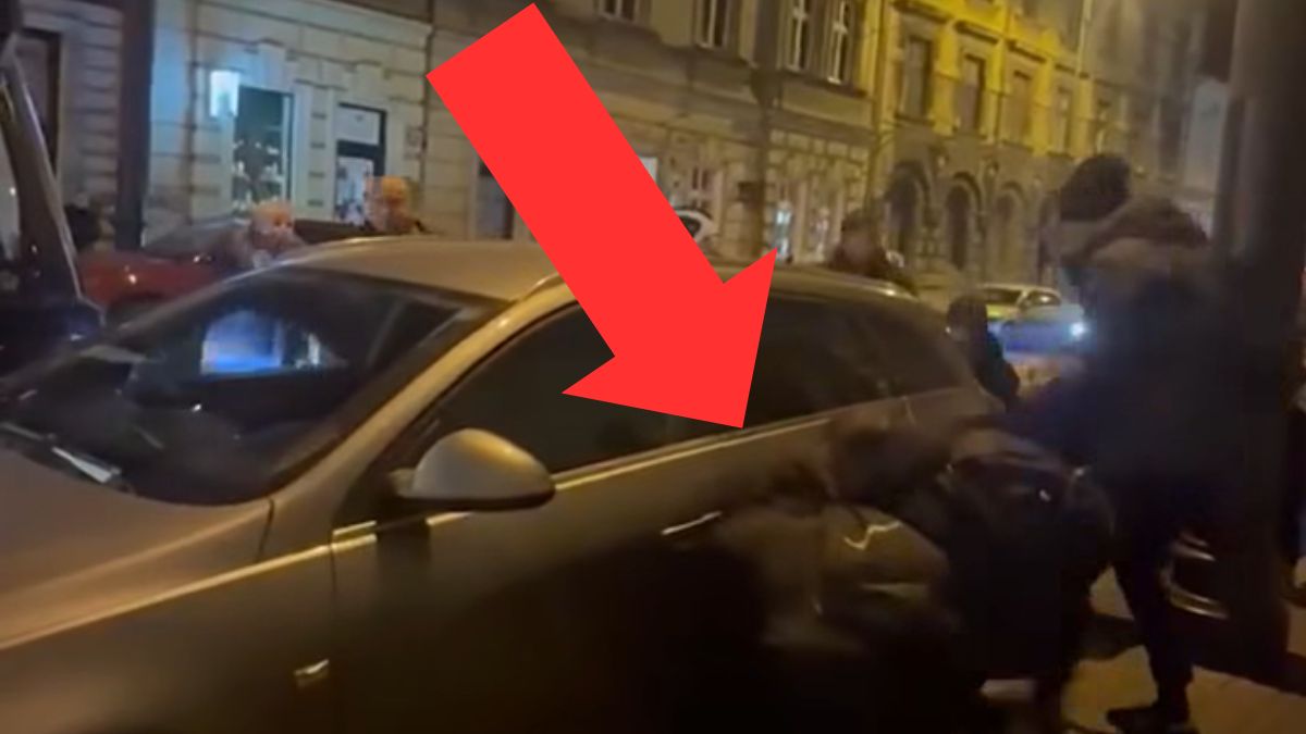 Przestawiali auto własnoręcznie. Tramwaj nie mógł przejechać.