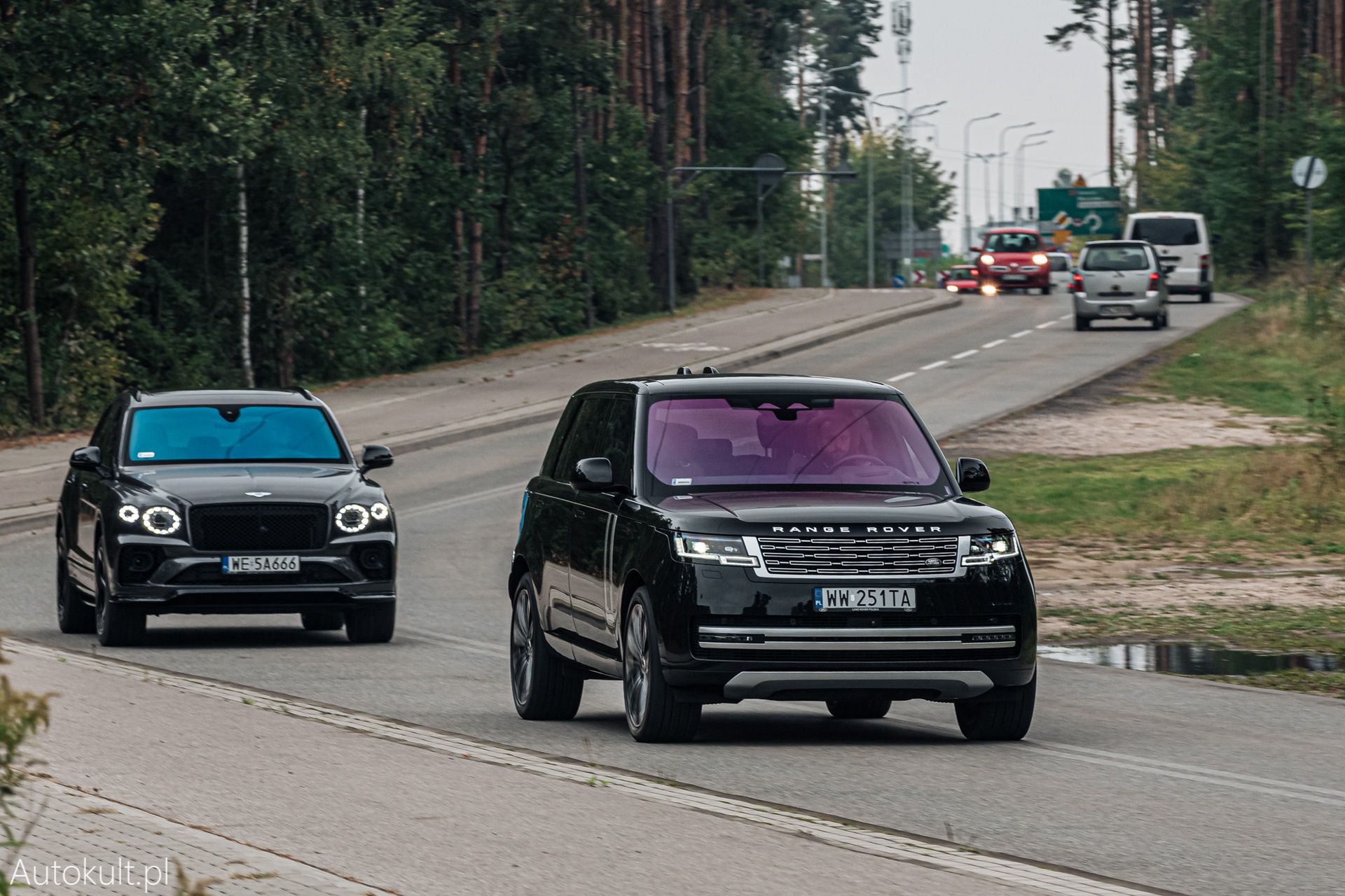 Range Rover (2022) vs Bentley Bentayga S (2022) vs Mercedes-Maybach GLS 600 (2022)