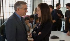 Anne Hathaway i Robert De Niro w filmie "The Intern" (wideo)