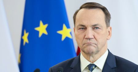 Polskę obejmie mechanizm relokacji migrantów? Sikorski wyjaśnia