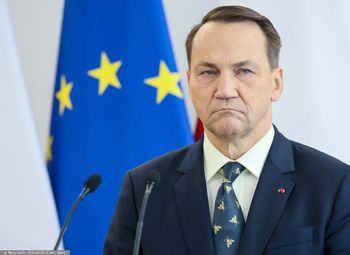 Polskę obejmie mechanizm relokacji migrantów? Sikorski wyjaśnia