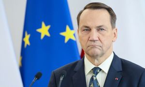 Polskę obejmie mechanizm relokacji migrantów? Sikorski wyjaśnia