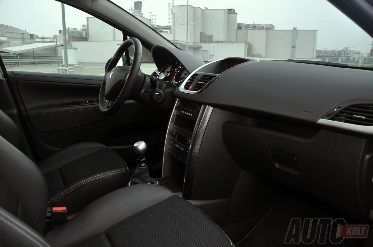 Peugeot 207 1,6 THP Allure - wnętrze