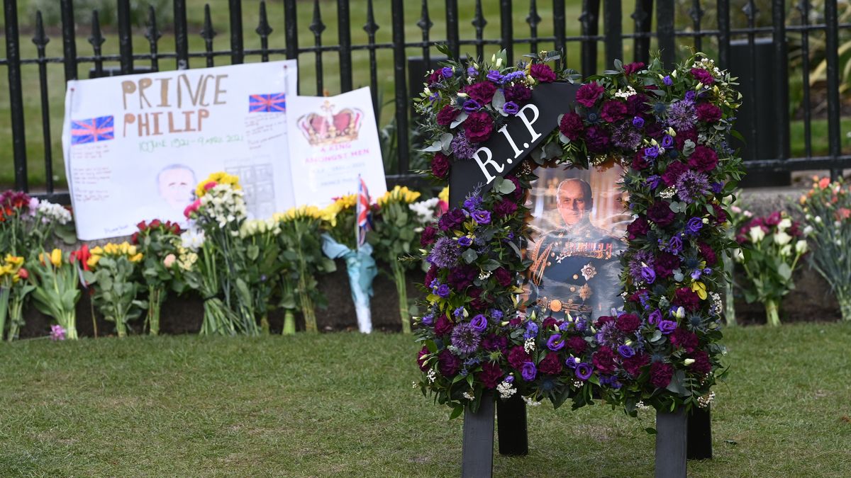 Brytyjczycy zasypali rodzinę królewską kwiatami